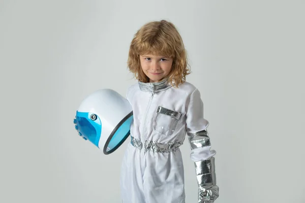 Το παιδί είναι ντυμένο με στολή αστροναύτη. Παιδική καινοτομία και έμπνευση. — Φωτογραφία Αρχείου