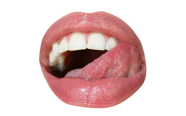 Ανοιγμένο στόμα με κόκκινα γυναικεία χείλη και απομονωμένη εικόνα γλώσσας. Απομονωμένα σε λευκό. — Φωτογραφία Αρχείου