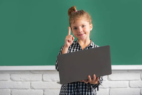 Ragazza che impara online in classe. Kid studia videochiamata online con zoom. Bambino alunno imparare l'inglese online con il computer portatile a scuola. — Foto Stock