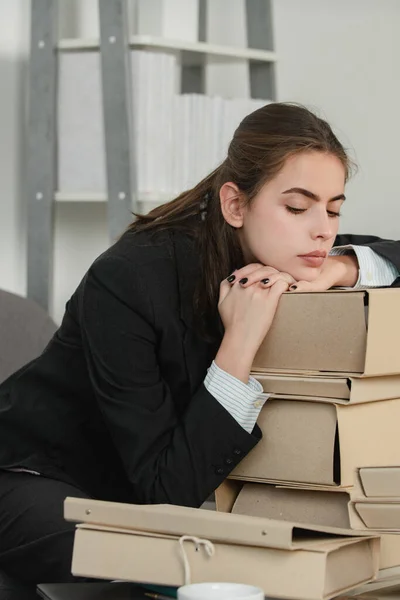 Smutek depresivní podnikatelka, frustrace sekretářka dívka, stresovaný zaměstnanec se složkami s dokumenty pracuje přesčas s příliš mnoho práce, obchodní problém. — Stock fotografie
