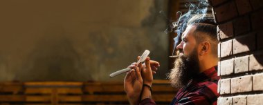 Siyah sakallı sakallı adam. Siyah jiletle berber, berber dükkanı. Berber dükkanında tıraş olmak. Bıyıklı adamlar. Şablon web pankartı tasarımı. Kuaför salonu için yatay pankart.