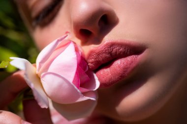 Bahar güllü güzel kadın dudakları. Güzel dudaklar. Yakın plan. Makyaj. Dudak boyası. Seksi dudaklar..