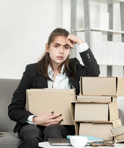 Mujer de negocios molesto con muchas carpetas de documentos, chica secretaria infeliz trabajando horas extras en la oficina. Solución de problemas. — Foto de Stock