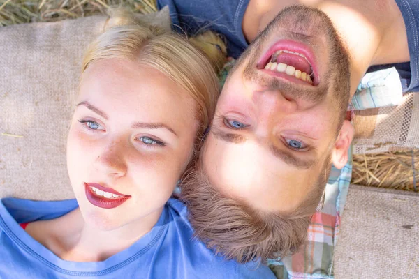 Retrato de casal encantador apaixonado. Jovem namorada sensual feliz ao beijo apaixonado de seu namorado. Jovem bonito abraça sua mulher e beijos. Vista superior. — Fotografia de Stock