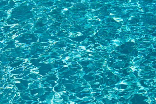Abstrakte Wellenbewegung und klare türkisfarbene Wasseroberfläche im Schwimmbad, blaue Wasserwelle für Hintergrund und abstraktes Design. — Stockfoto