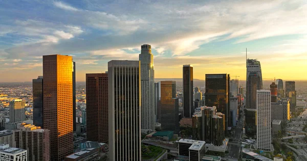 로스 엔젤 레스 가 드론을 타고 하늘을 날고 있습니다. 로스앤젤레스 다운타운. 캘리포니아 주제 LA 배경. 로스앤젤레스의 도시 중심지. — 스톡 사진