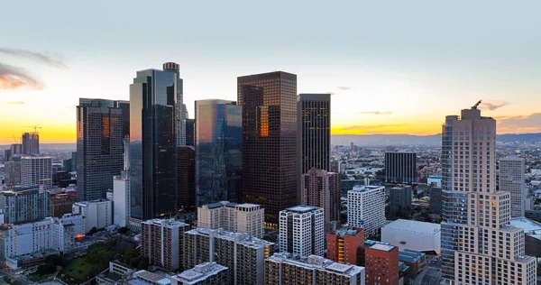 Skyline von Los Angeles und Wolkenkratzer. Innenstadt von Los Angeles Luftaufnahme, Geschäftszentrum der Stadt, Skyline der Innenstadt bei Sonnenuntergang. — Stockfoto