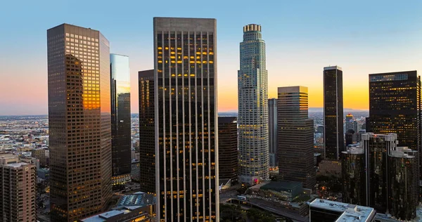 Los Angeles centro da cidade panorâmica com arranha-céus. Tema da Califórnia com fundo de LA. Centro da cidade de Los Angels. Edifícios de Los Angeles. — Fotografia de Stock