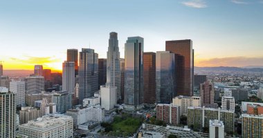 Los Angeles şehir merkezinde gökdelenleri olan panoramik bir şehir. Los Angeles kökenli Kaliforniya teması. Los Angeles şehir merkezi. Kaliforniya Los Angeles.