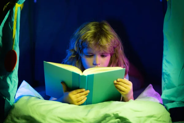 Niños leyendo libros. Infancia feliz, niño soñando leer cuentos a la hora de dormir, cuento de hadas o cuento de hadas. Primer plano retrato del cuento de lectura infantil con libro. —  Fotos de Stock