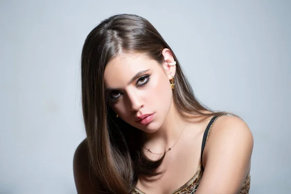 Sensuele mode vrouw gezicht van dichtbij. Schoonheidsportret van jonge sexy vrouw. Mooie vrouw, mode en schoonheid. — Stockfoto