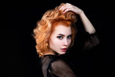 Şehvetli moda kadını yüzüne iyice bak. Genç ve seksi bir kadının güzel portresi.