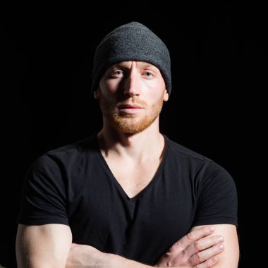 Acımasız adam, yakışıklı erkek modelin ciddi yüzü, erkek gücü kavramı ve güçlü..