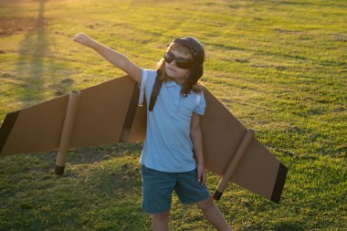 Çocukların lideri ve kazananı, başarı başlar. Heyecanlı çocuk parkta oyuncak jet kanatlı süper kahramanla oynuyor. Hayal, özgürlük ve seyahat konsepti.
