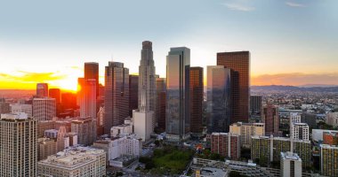 Los Angeles şehir merkezinin şehir manzarası. Panoramik şehir gökdelenleri, şehir merkezindeki gökdelenler gün batımında gökyüzü.