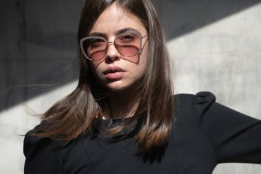 Avrupa 'nın yaz şehrinde güzel bir kadın model. Güneş gözlüklü moda kadın sokakta poz veriyor..