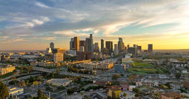 Los Angeles şehir merkezi hava manzaralı, şehrin iş merkezi. Los Angeles Meleklerinin Uçuşu, İHA ile Los Angeles.