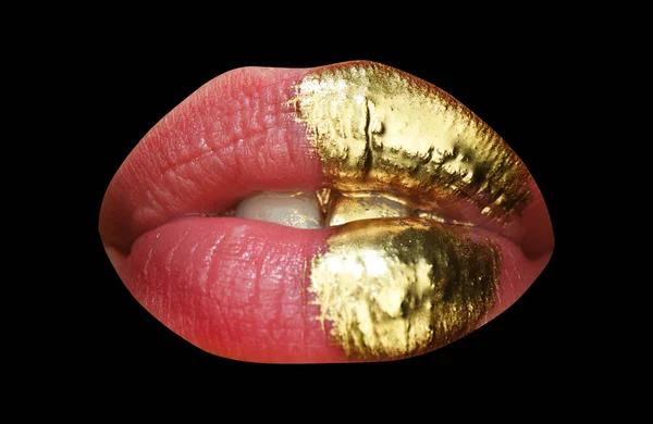 Menina sexy lábios dourados, boca de ouro. Maquiagem de pele dourada brilhante. Brilho metálico brilho dourado lipgloss maquiagem. Beleza e moda. — Fotografia de Stock