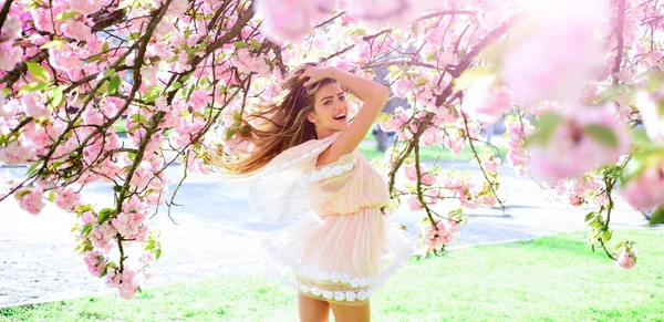 Çiçeklerle çevrili güzel bir genç kadının açık hava moda fotoğrafı, bahar doğası, uyum kavramı. Bahçedeki seksi kadının portresi.. — Stok fotoğraf