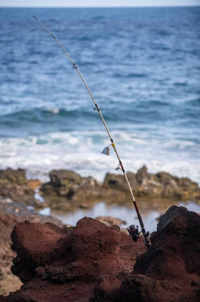 Bobine de pêche en mer pendant le lever du soleil. Tiges de pêche pour gros fich. — Photo