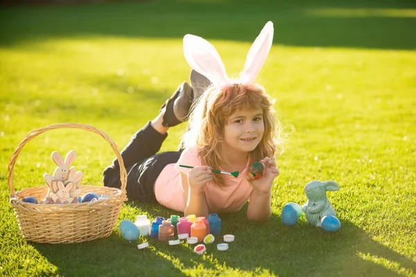 Yumurta boyayan paskalya tavşanı çocuk. Bahar çocukları tatil konsepti. — Stok fotoğraf