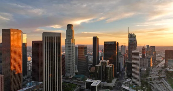 Los angeles Luftaufnahme, Fliegen mit Drohne. Skyline von Los Angels Downtown, Fliegen und gefilmt LA per Drohne. — Stockfoto