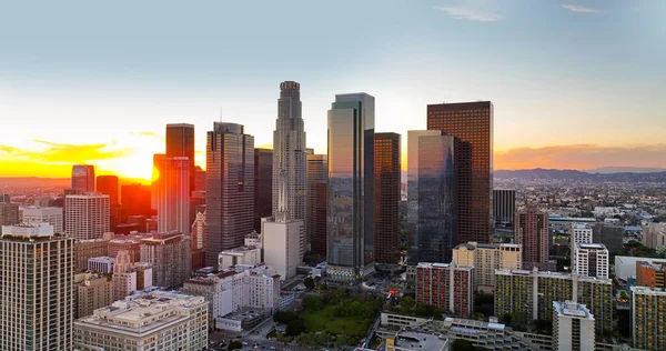 洛杉矶市中心的城市航景。全景城市摩天大楼，日落时市中心的城市景观天际线. — 图库照片