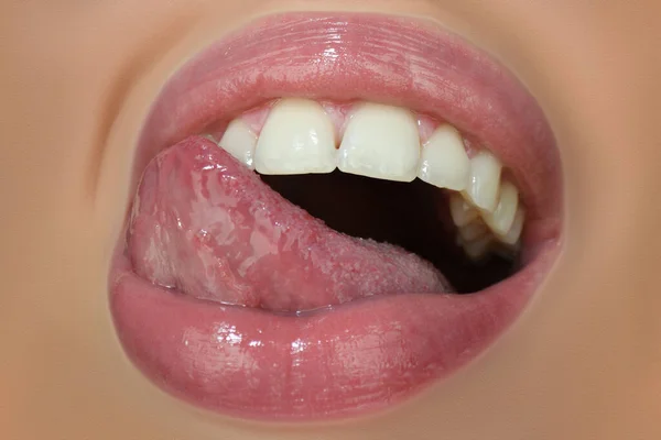 Primer plano labio natural perfecto, boca femenina con la lengua hacia fuera. Labios rellenos sensuales. Macro detalle cara. —  Fotos de Stock