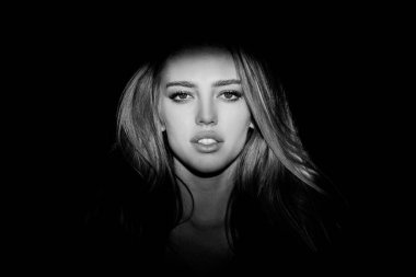 Güzel kadın modelin güzel portresi, moda cazibeli portresi. Güzel kadın yüzü. Karanlıkta güzel bir kadın yüzü.