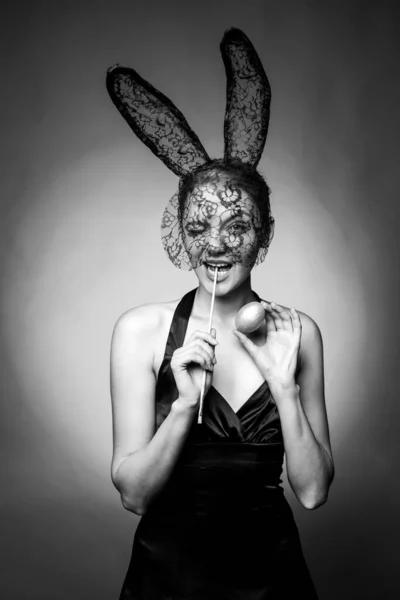 Feliz joven con orejas de conejo y huevos de Pascua. Conejo conejo orejas traje . —  Fotos de Stock