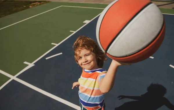 Hobi, aktif yaşam tarzı, çocuklar için spor aktiviteleri. Basketbolcu çocuklar. — Stok fotoğraf