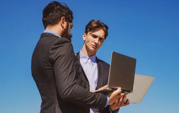 Mitarbeiter. Business Teamwork Konzept. Team mit Laptop. Geschäftsleute. Geschäftsmann arbeitet zusammen. — Stockfoto