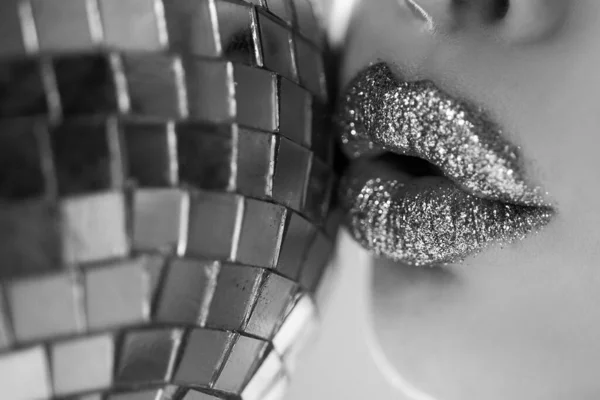 Gouden metalen lippen make-up. Mooie lip make-up. Sexy helder lipgloss. — Stockfoto