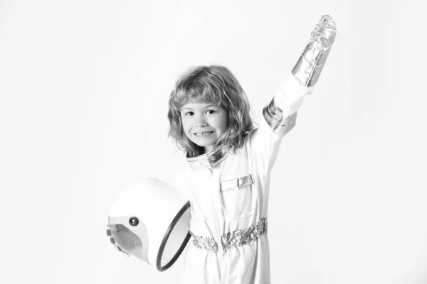 Schattige astronaut in de ruimte. Kind verbeeldt zich dat hij astronaut is, met een helm op.. — Stockfoto