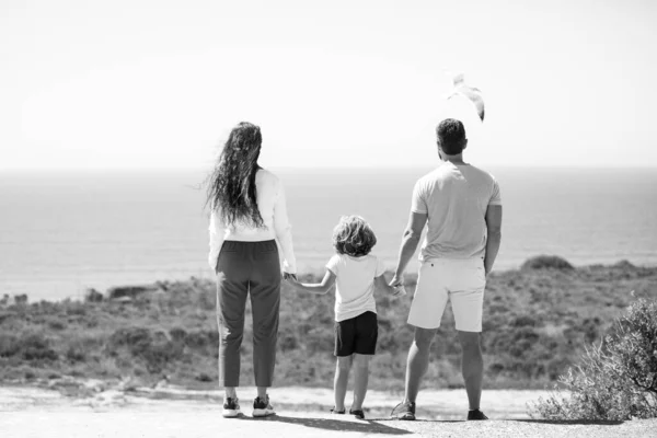 해 가 지는 하와이 해변에서 아버지와 어머니 그리고아이. 우호적 인 가족에 대한 개념. — 스톡 사진
