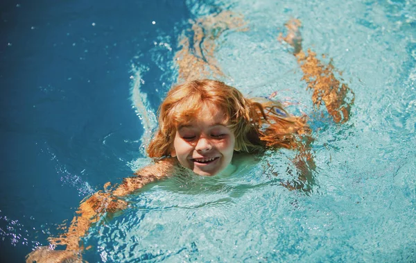 Rapaz, nada na água da piscina. Miúdo a brincar ao ar livre. Férias de verão e estilo de vida saudável. — Fotografia de Stock