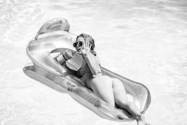Glückliche Frau im Sommerferienkonzept. Mädchen im Badeanzug. Weibchen im Schwimmbad auf aufblasbarer Matratze. — Stockfoto