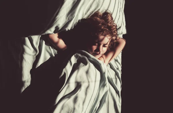 Dziecko śpiące na łóżku w domu. — Zdjęcie stockowe