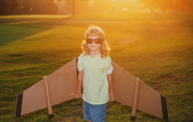 Çocuk hayal gücü gün batımında pilot olmayı hayal eder. Yaratıcı ve yenilikçi kavram. Başarı çocuklar ve lider konsepti.