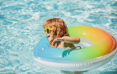 Yaz çocukları tatil konsepti. Yaz çocuk hafta sonu. Havuzdaki çocuk. Aquapark 'ta şişme lastik çemberli bir çocuk..