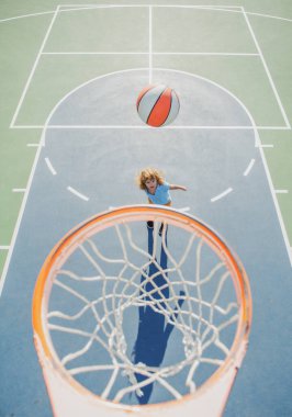 Çocuk 'un basketbol oynadığına dair en iyi görüntü. Sağlıklı çocuk yaşam tarzı. Çocuklar spor aktivitesi.