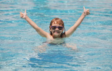 Çocuk el kaldırdı yaz yüzme havuzunda rahatladı.