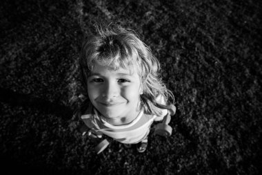 Komik çocuk suratı. Dambılı çocuk. Geniş açı. Spor antrenmanı ve insanların sağlığı.