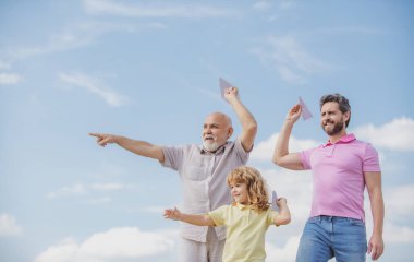 Erkek nesli: Büyükbaba ve torun gökyüzünde oyuncak uçakla oynuyorlar. Çocuk pilot olmayı hayal ediyor..