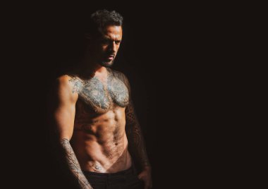 Seksi bir adamın baştan çıkarıcı yüzü. Maço kendinden emin görünüyor. Güçlü kaslı erkek vücudu, kaslı adam. Kaslı atletik seksi erkek, çıplak gövde..