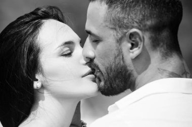 Aşık bir çiftin romantik portresi. Nazik romantik çift tüm sevgililerin gününü kutlar. Güzel genç bir çift yüz yüze otururken gülümsüyor..