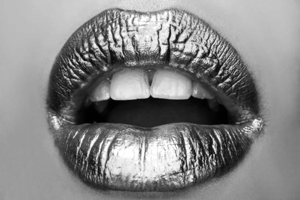 Сюрприз емоцій. Золотий дизайн. Золоті губи, золота втрата губ на сексуальних губах, металевий рот. Краса жінка макіяж крупним планом . — стокове фото