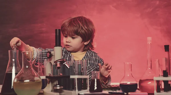 De vuelta a la escuela - la educación concet. Química de primer año. Fue un pequeño experimento químico. Química El Aula de Ciencias . —  Fotos de Stock