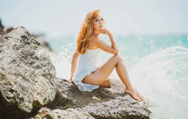 Красивая сексуальная женщина на тропическом пляже. Молодая женщина в море. Загорелая чувственная девушка, наслаждающаяся теплой морской водой в море или океане. Летний сон. — стоковое фото