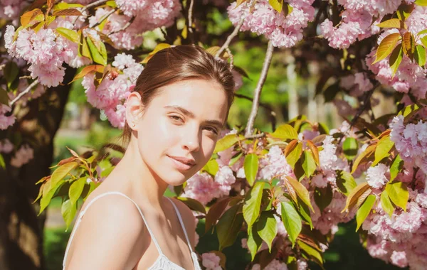 桜の中の女の子桜。美しいです官能的なファッションの女の子の屋外の肖像ピンクの花と木の近くにポーズ. — ストック写真